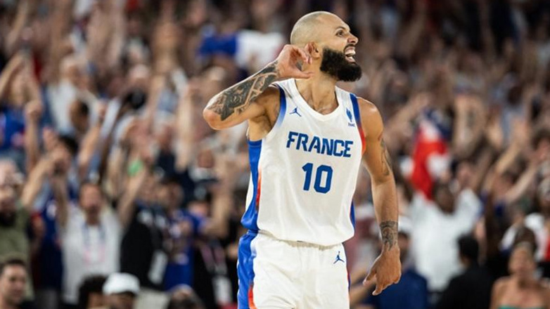 Ο Φουρνιέ έβαλε εξώφυλλο στο Facebook το σήμα του Ολυμπιακού!