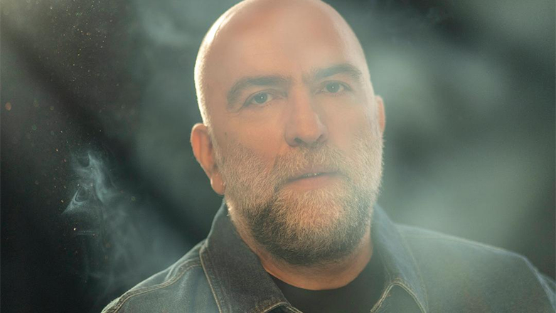 Ο Μπάμπης Στόκας live στο Δημοτικό θέατρο Αχαρνών «Μίκης Θεοδωράκης»