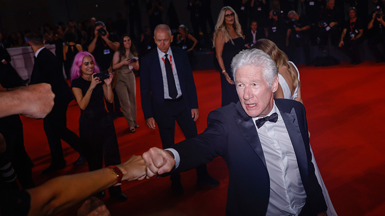 Ρίτσαρντ Γκιρ: Τιμήθηκε με το «Βραβείο Έμπνευσης» στο γκαλά «AmfAR Venezia»