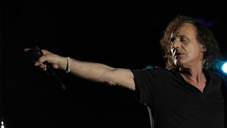 Ο Βασίλης Παπακωνσταντίνου αποχαιρετά το καλοκαίρι με μια μεγάλη συναυλία στο Θέατρο Βράχων