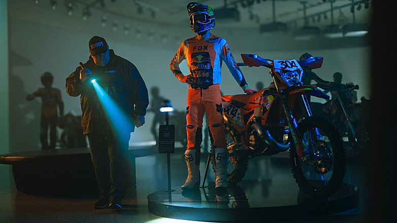 Μια νύχτα στο μουσείο με KTM και τον Mani Lettenbichler