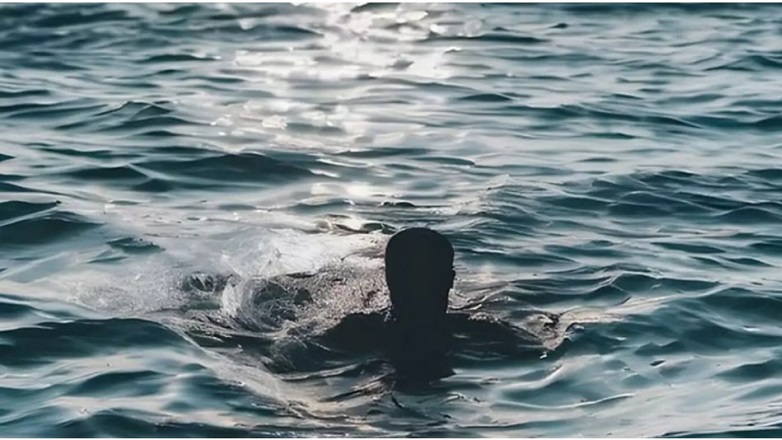 Αιγύπτιος πήρε αγκαλιά μέσα στη θάλασσα 12χρονο κοριτσάκι