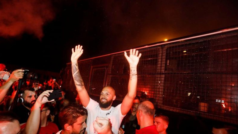 Προσγειώθηκε και αποθεώθηκε από χιλιάδες φίλους του Ολυμπιακού ο Φουρνιέ