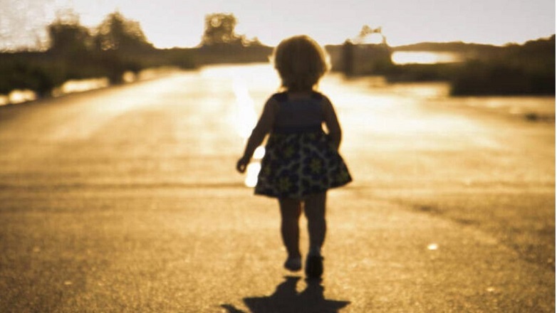 Τετράχρονη το «έσκασε» από το σπίτι και εντοπίστηκε σε … καφενείο