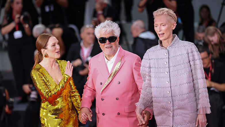 Φεστιβάλ Βενετίας: Επί 17 λεπτά χειροκροτούσε το κοινό στη νέα ταινία του Αλμοδόβαρ – Δείτε βίντεο