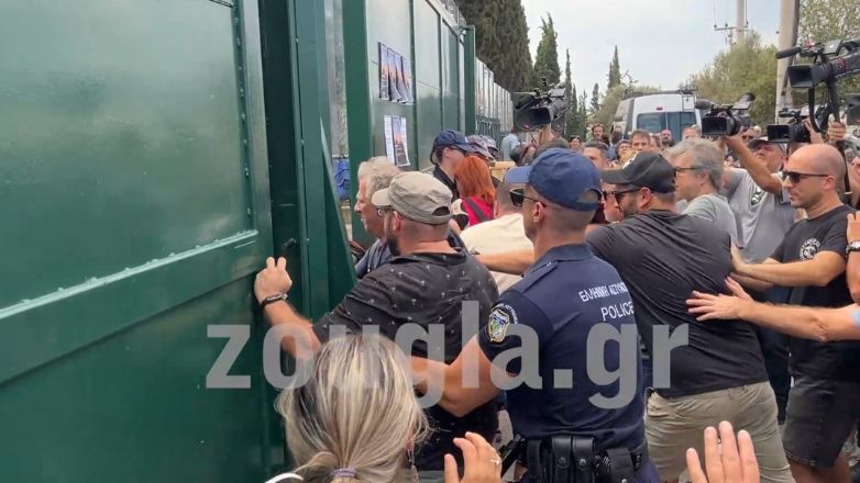 Ξύλο και δακρυγόνα στο υπουργείο Παιδείας