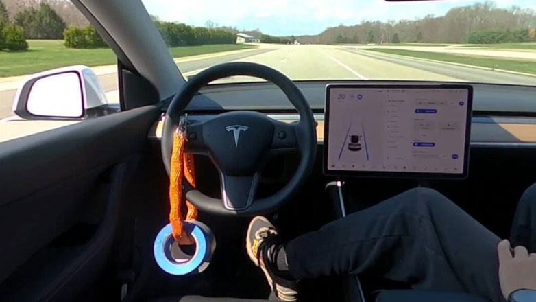 Η αστυνομία σταμάτησε οδηγό που κοιμόταν σε κινούμενο Tesla – Τελικά το αμάξι ήταν γεμάτο ναρκωτικά