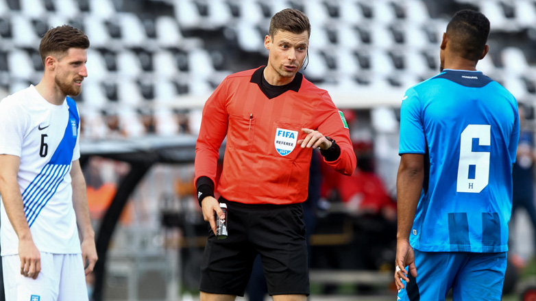 Ο Ουρς Σνάιντερ διαιτητής στο ματς της Εθνικής μας με τη Φινλανδία