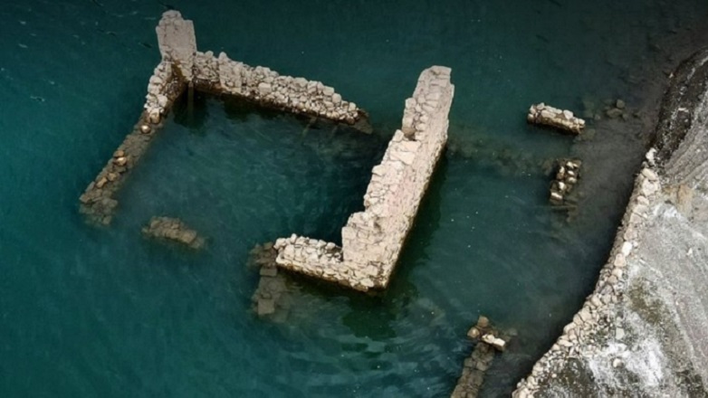 Εντυπωσιακό βίντεο με το βυθισμένο χωριό, που αποκαλύπτεται στο Μόρνο, από το BBC