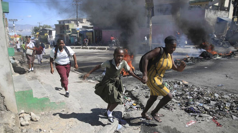 Oι ΗΠΑ υποσχέθηκαν νέα ανθρωπιστική βοήθεια στην Αϊτή Oι ΗΠΑ υποσχέθηκαν νέα ανθρωπιστική βοήθεια στην Αϊτή
