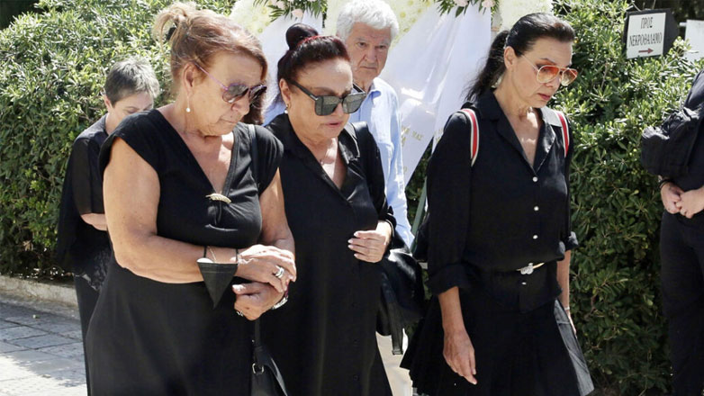 Μίρκα Παπακωνσταντίνου: Συντετριμμένη η ηθοποιός στην κηδεία του Δάνη Κατρανίδη