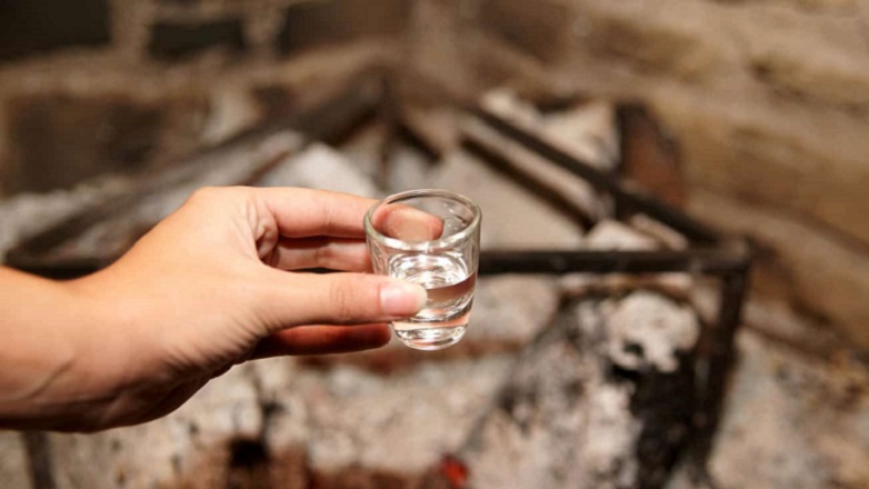 Προσπάθησε να βγάλει ρακή από …φύλλα χασίς και συνελήφθη Προσπάθησε να βγάλει ρακή από …φύλλα χασίς και συνελήφθη