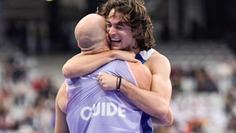 Συγκινημένος μετά τον θρίαμβό του ο Γκαβέλας: «Δεν θα γινόταν τίποτα χωρίς αυτόν εδώ τον βλάκα»