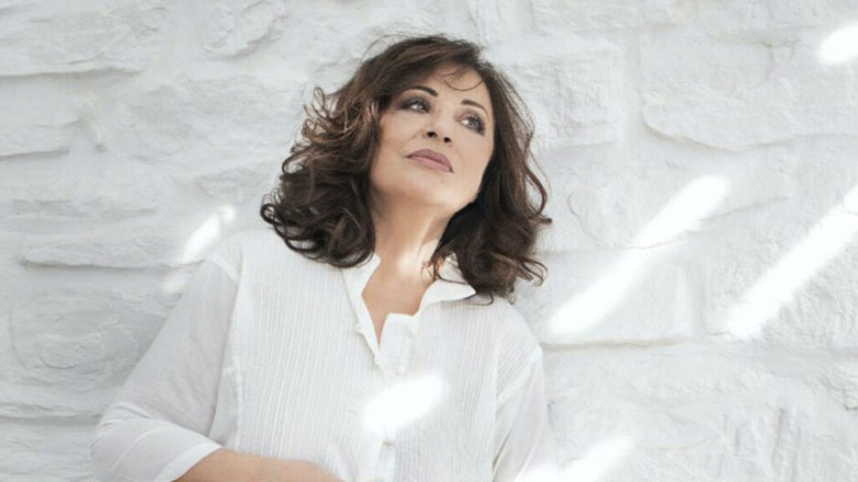 Χάρις Αλεξίου: Τραγούδησε μετά από 4 χρόνια στο Καλλιμάρμαρο και αποθεώθηκε – Βίντεο