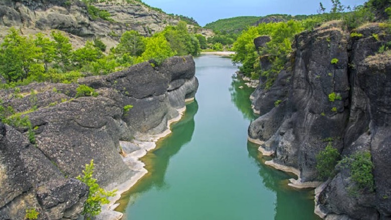 Ρυάκι σε ορισμένα σημεία του ο Πηνειός ποταμός από την ξηρασία