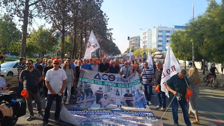 Με πανό και συνθήματα η πορεία υγειονομικών στη Θεσσαλονίκη – «Δεν αντέχουμε άλλο»