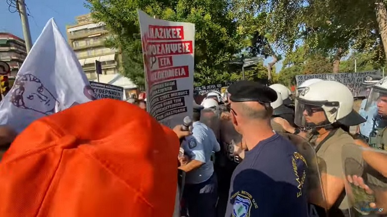 Ένταση στην πορεία των υγειονομικών στη Θεσσαλονίκη