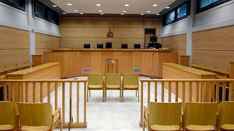 Προσφυγή δημοσίου υπαλλήλου  υπέρ της επαναφοράς του 13ου και 14ου μισθού