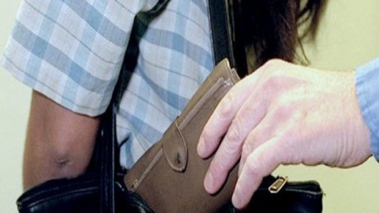 Συνελήφθησαν δύο άτομα που αφαιρούσαν τσάντες και πορτοφόλια