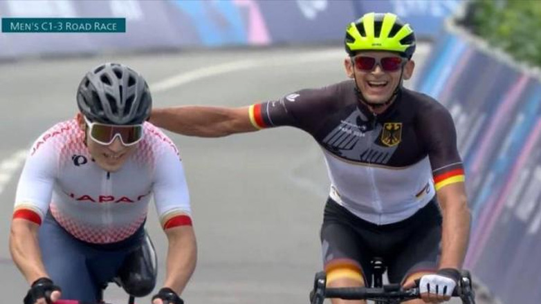 Συγκλονιστική στιγμή: Ποδηλάτες τερμάτισαν χέρι-χέρι στους Παραολυμπιακούς Αγώνες!