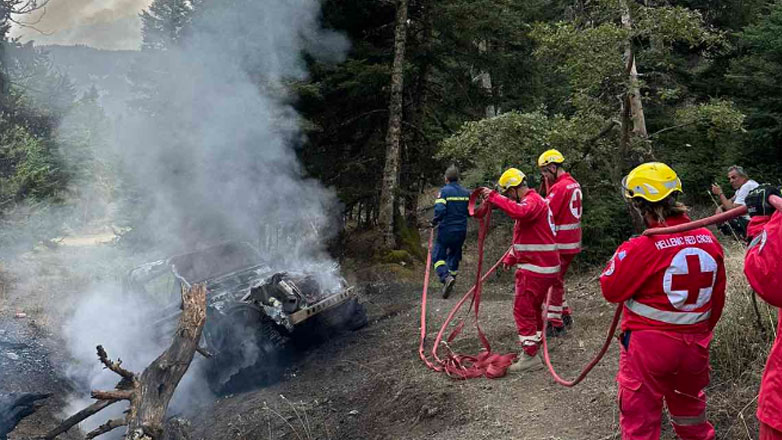 Φωτιά στο EKO Rally Acropolis σε Ι.Χ. θεατή μέσα στο δάσος στην Ε.Δ. Άνω Παύλιανη (Βίντεο)