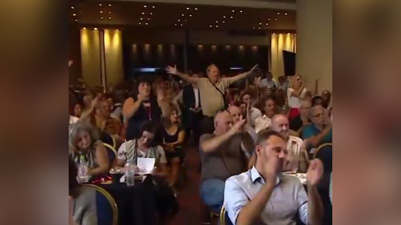 Ο πατέρας του Στέφανου Κασσελάκη πανηγυρίζει μέσα στην Κ.Ε. του ΣΥΡΙΖΑ