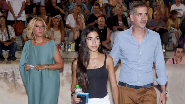 Κώστας Μπακογιάννης: Βραδινή έξοδος με την Σία Κοσιώνη και την κόρη του, Δανάη