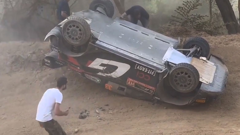 Η στιγμή που θεατές επαναφέρουν το τουμπαρισμένο αγωνιστικό του Evans (Βίντεο)