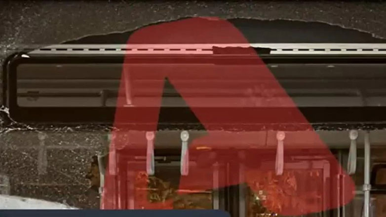 Επιτέθηκαν με πέτρες σε λεωφορείο στην Παλλήνη – «Άκουσα “μπαμ” και με πέτυχαν γυαλιά»