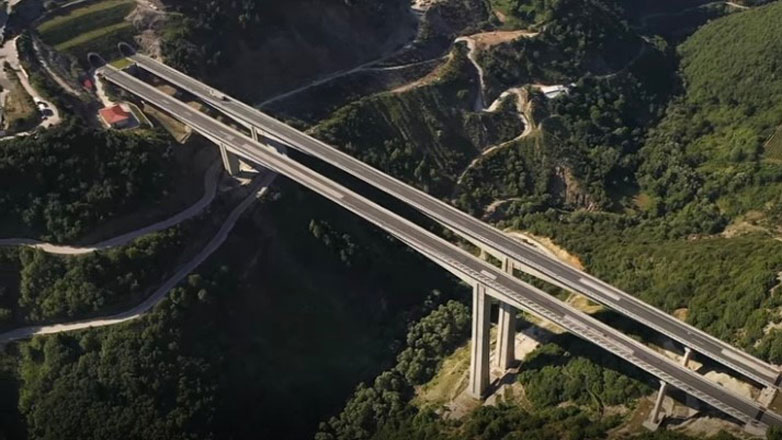 Γέφυρα Αράδαινας – Βαρδινογιάννη: Η υψηλότερη γέφυρα στην Ελλάδα με τη θέα που κόβει την ανάσα