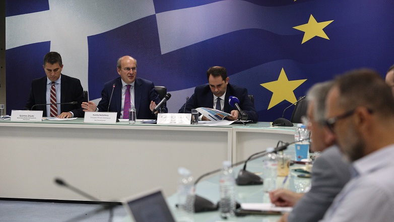 Οι αυξήσεις των μισθών και οι μειώσεις των φόρων που θα ισχύσουν το 2025