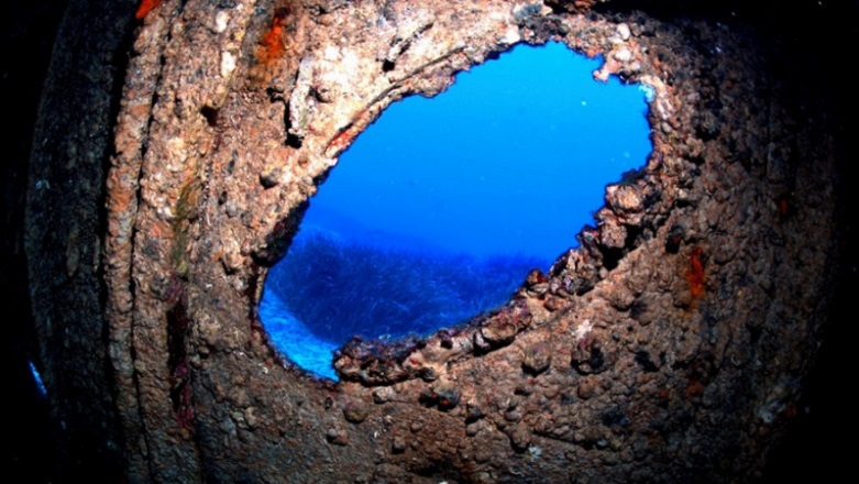 Συγκλονιστικές φωτογραφίες από το ναυάγιο της Φαλκονέρας