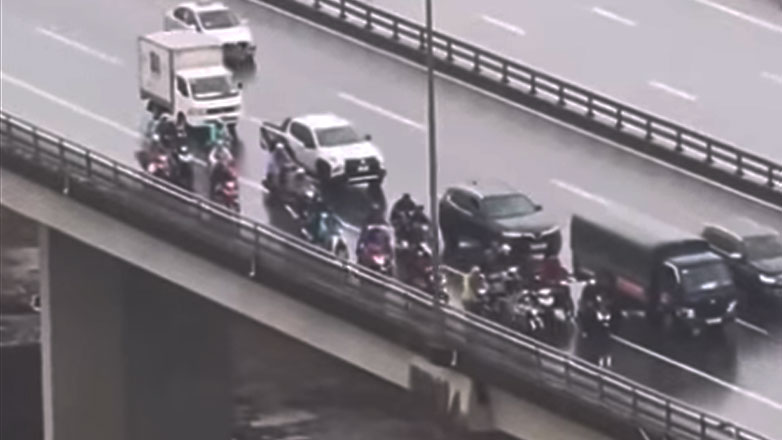 Οδηγοί φορτηγών σχηματίζουν τοίχος προστασίας από τον αέρα, σώζοντας μοτοσικλετιστές σε γέφυρα (Βίντεο)