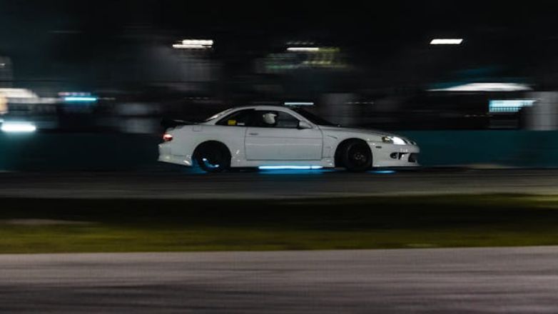 Κόντρες στην παραλιακή έκαναν δύο αυτοκίνητα – πύραυλοι – Συνελήφθη ο ένας οδηγός