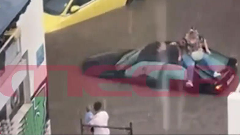 Ζευγάρι ανέβηκε στην οροφή του αυτοκινήτου για να σωθεί από την κακοκαιρία