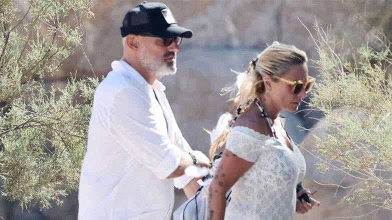 Ελεωνόρα Ζουγανέλη – Νίκος Συρίγος: Ξέγνοιαστες στιγμές για το ζευγάρι σε παραλία της Μυκόνου