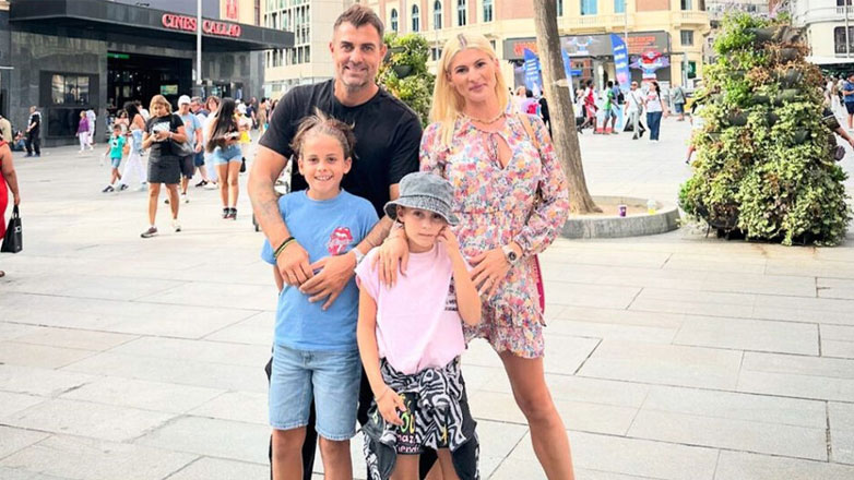 Στέλιος Χανταμπάκης – Όλγα Πηλιάκη: Έφτασαν στην Ισπανία μαζί με τα παιδιά τους