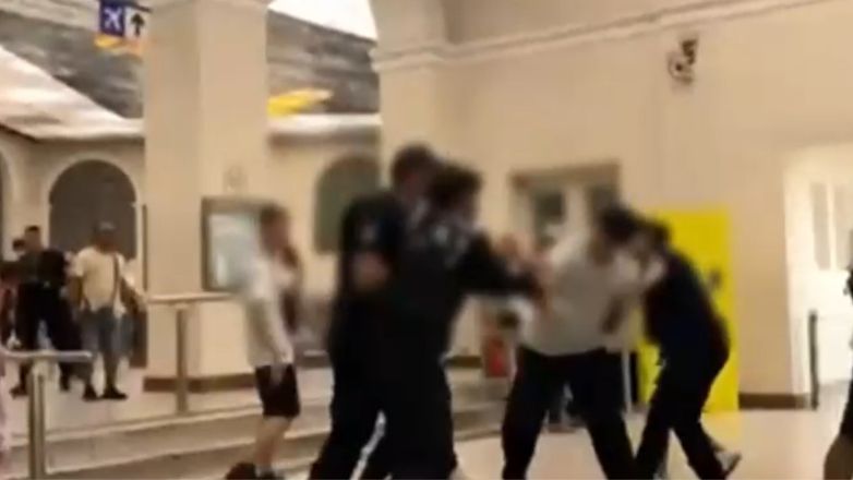 Άγρια συμπλοκή μεταξύ ανηλίκων στο Μοναστηράκι για κλεμμένο κινητό