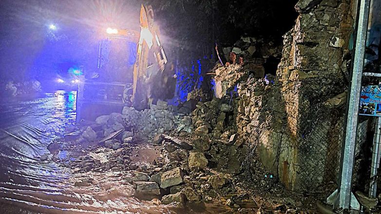 Προβλήματα στη Ζάκυνθο από την κακοκαιρία «Αtena»: Κατέρρευσε τοιχίο – Απεγκλωβίστηκαν τέσσερα άτομα από αυτοκίνητο