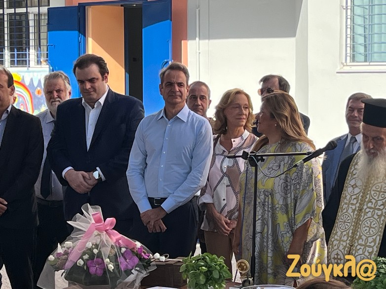 Πρώτη μέρα στο σχολείο – Ο Κυριάκος Μητσοτάκης πήγε στον αγιασμό Δημοτικού στη Γλυφάδα