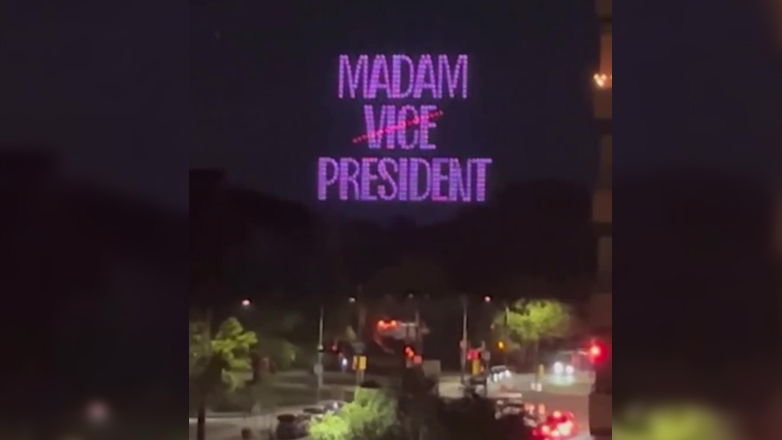 «Δεν θα πάμε πίσω, όταν παλεύουμε κερδίζουμε» – Στήριξη στην Κάμαλα Χάρις μέσω… φωτεινών μηνυμάτων