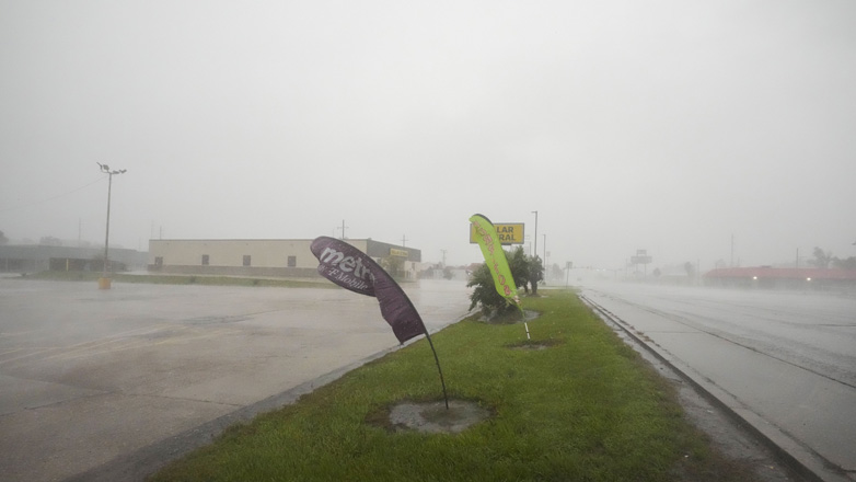 Ο κυκλώνας Φρανσίν έφτασε πάνω από τη Λουιζιάνα