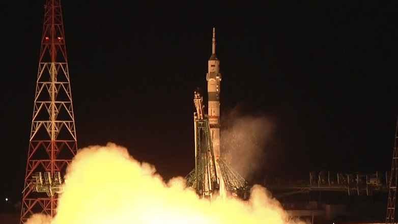 Διαστημόπλοιο μεταφέρει δύο Ρώσους κοσμοναύτες και έναν Αμερικανό αστροναύτη στον Διεθνή Διαστημικό Σταθμό