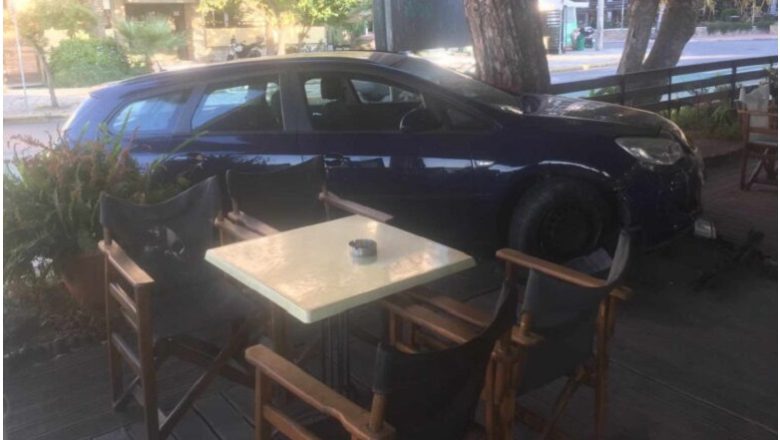 Έχασε τον έλεγχο του αυτοκινήτου και … προσγειώθηκε σε παραλιακή καφετέρια Έχασε τον έλεγχο του αυτοκινήτου και … προσγειώθηκε σε παραλιακή καφετέρια