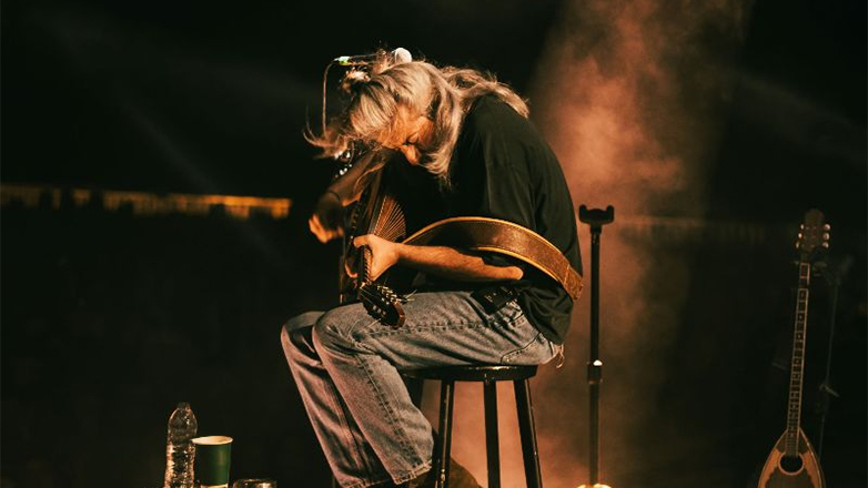 Ο Γιάννης Χαρούλης στο Θέατρο Βράχων