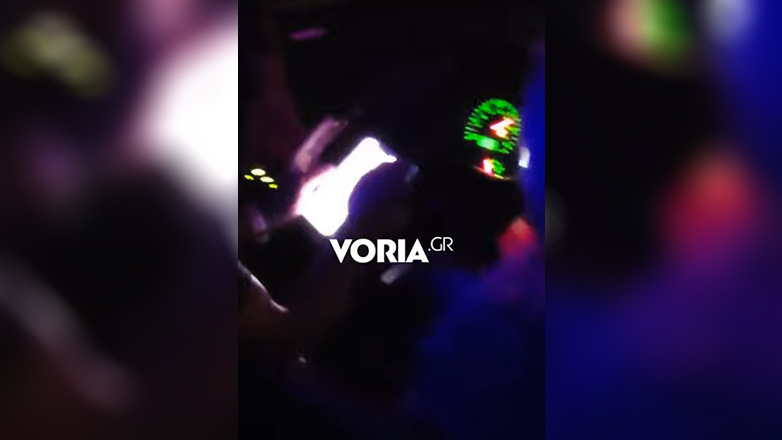 Οδηγός ΚΤΕΛ στρίβει τσιγάρο και χαζεύει στο κινητό ενώ βρίσκεται στο τιμόνι