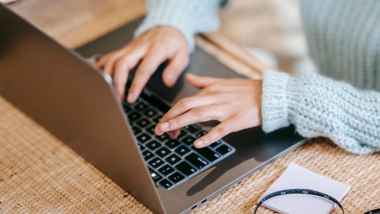 Συνελήφθη 25χρονη για revenge porn – Απειλούσε να δημοσιεύσει προσωπικές στιγμές άνδρα αν δεν της έδινε 2.000 ευρώ