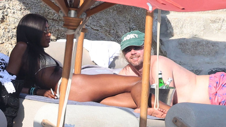 Naomi Campbell: Με τον σύντροφό της DJ Rampa σε κοσμική παραλία της Μυκόνου