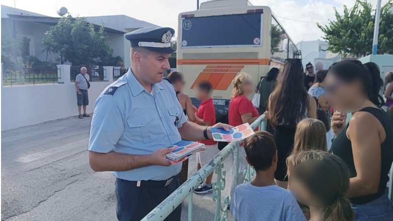Nότιο Αιγαίο: Ενημερωτικά φυλλάδια για την οδική ασφάλεια από την Αστυνομία σε γονείς και μαθητές