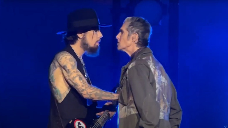 Απίστευτο περιστατικό σε συναυλία: Ο τραγουδιστής γρονθοκόπησε τον κιθαρίστα